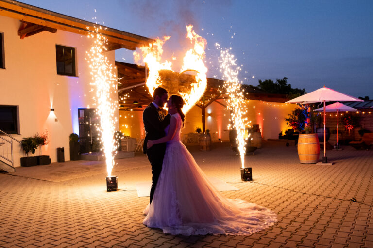 Outdoor Hochzeitstanz am Eventhof Hagler - Brennendes Herz buchen